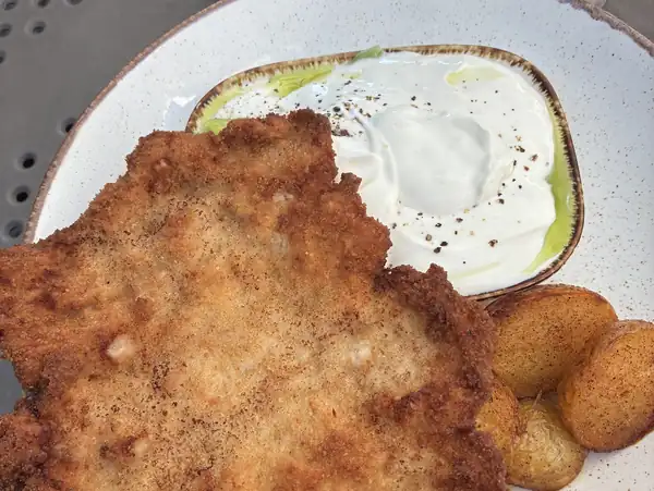 Panierowany kotlet z ziemniaczkami i twarożkiem