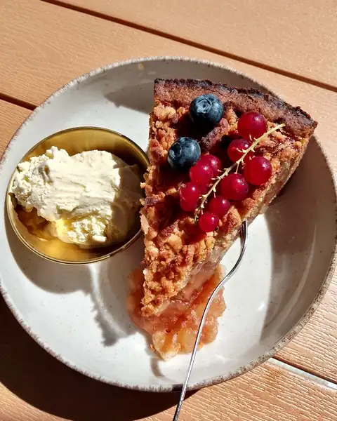 Tarta z owocami i bitą śmietaną
