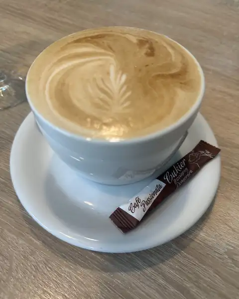 Cappuccino z latte art na spodeczku